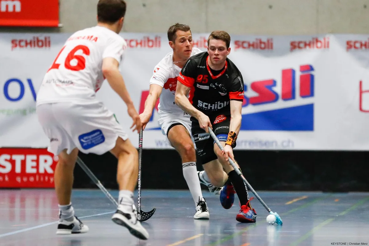 Tobias Ledergerber (rechts) vom UHC Uster wird von zwei Gegnern bedrängt.(Archivfoto: Christian Merz)