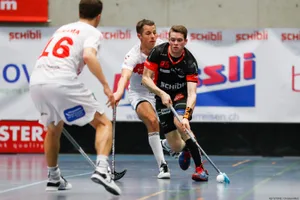 sport_15102017_unihockey_crm_06_preview Tobias Ledergerber (rechts) vom UHC Uster wird von zwei Gegnern bedrängt.(Archivfoto: Christian Merz)