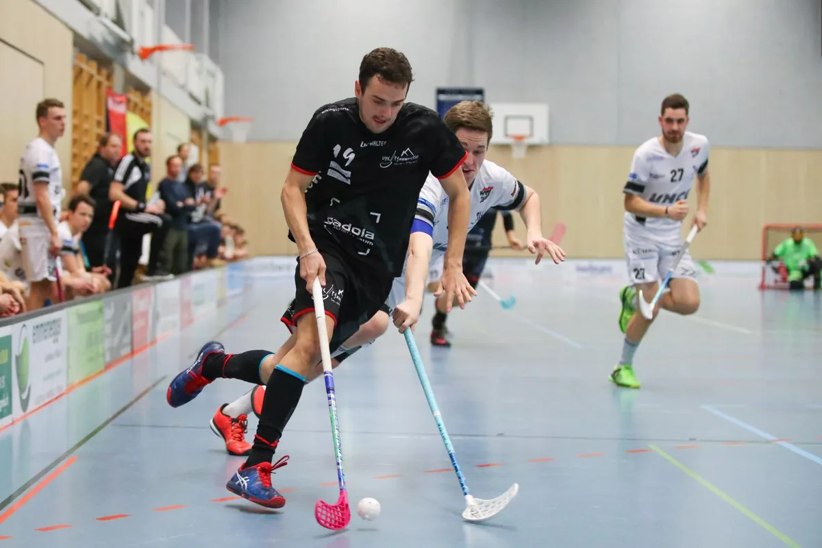 sport_16122017_unihockeyegggruenenmatt_dku__10__preview Marco Carigiet (vorne) war mit seinem vier Toren gegen Ticino Unihockey der Matchwinner für den UHC Pfannenstiel. (Archivfoto: David Kündig)