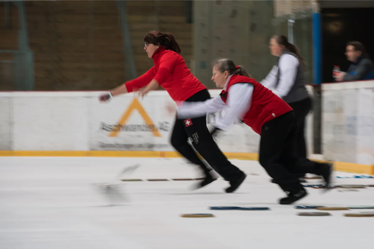 sport_21012017_eisstockschiessen%20sm_pif-13_preview Auch die Wettkämpfe bei den Frauen versprechen viel Spannung. (Archivfoto: Robert Pfiffner), Ein ambitionierter Stocksportler hat mehrere Laufsohlen. (Archivfoto: Robert Pfiffner), Ein Blick auf das Eisfeld in der Kunsteisbahn Wetzikon. (Archivfoto: Robert Pfiffner), Ein Helfer zeigt die Ergebnisse an. (Archivfoto: Robert Pfiffner), Sauber zusammengeräumt: Die Utensilien im Eisstocksport. (Archivfoto: Robert Pfiffner), Ein weiterer Helfer zeigt die Ergebnisse an. (Archivfoto: Robert Pfiffner), Ueli Mumenthaler wurde letztes Jahr im Einzelwettbewerb des Zielschiessens guter Achter. (Archivfoto: Robert Pfiffner)