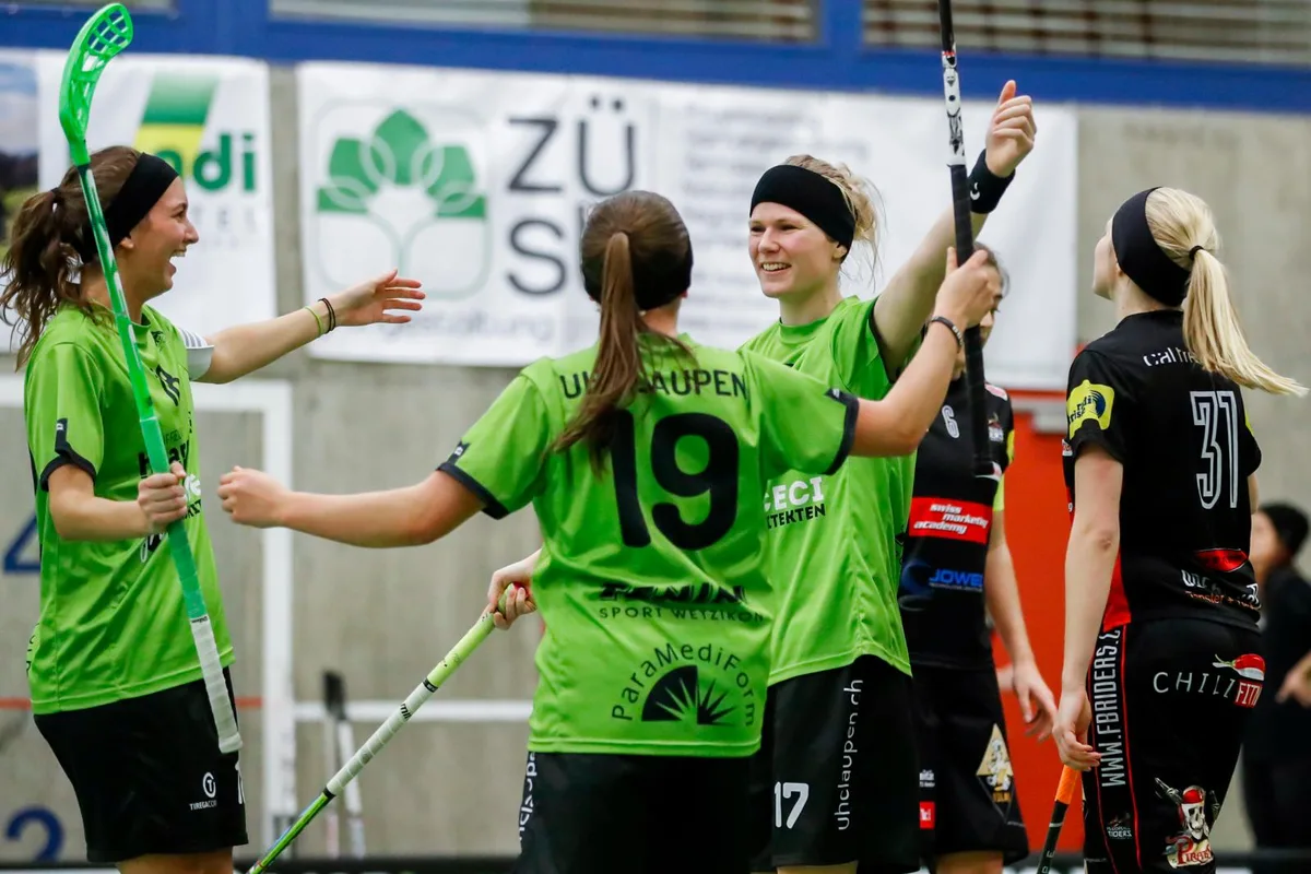 sport_21012018_unihockey_crm_06_preview Die Laupnerinnen jubeln über ihr Tor zum 4:1 gegen die Floorball Riders. (Foto: Christian Merz), Enttäuschte Gesichter: Erneut reichte es den Floorball Riders im Oberländer Derby gegen Laupen nicht zum Sieg. (Foto: Christian Merz), Riders-Spielerin Jasmin Bühler (rechts) versucht an Sina Sturzenegger vorbeizukommen. (Foto: Christian Merz), Zweikampf vor dem Tor: Die Laupnerin Daniela Spargaaren (links) gegen Anja Werz. (Foto: Christian Merz) , Riders Frust, Laupner Jubel. (Foto: Christian Merz)