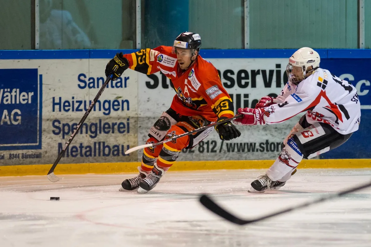 sport_23092017_eishockey_pif-2_preview Vikings-Stürmer Mischa Rüegg (links) ist zu schnell für seinen Gegenspieler. (Archivbild: Robert Pfiffner)