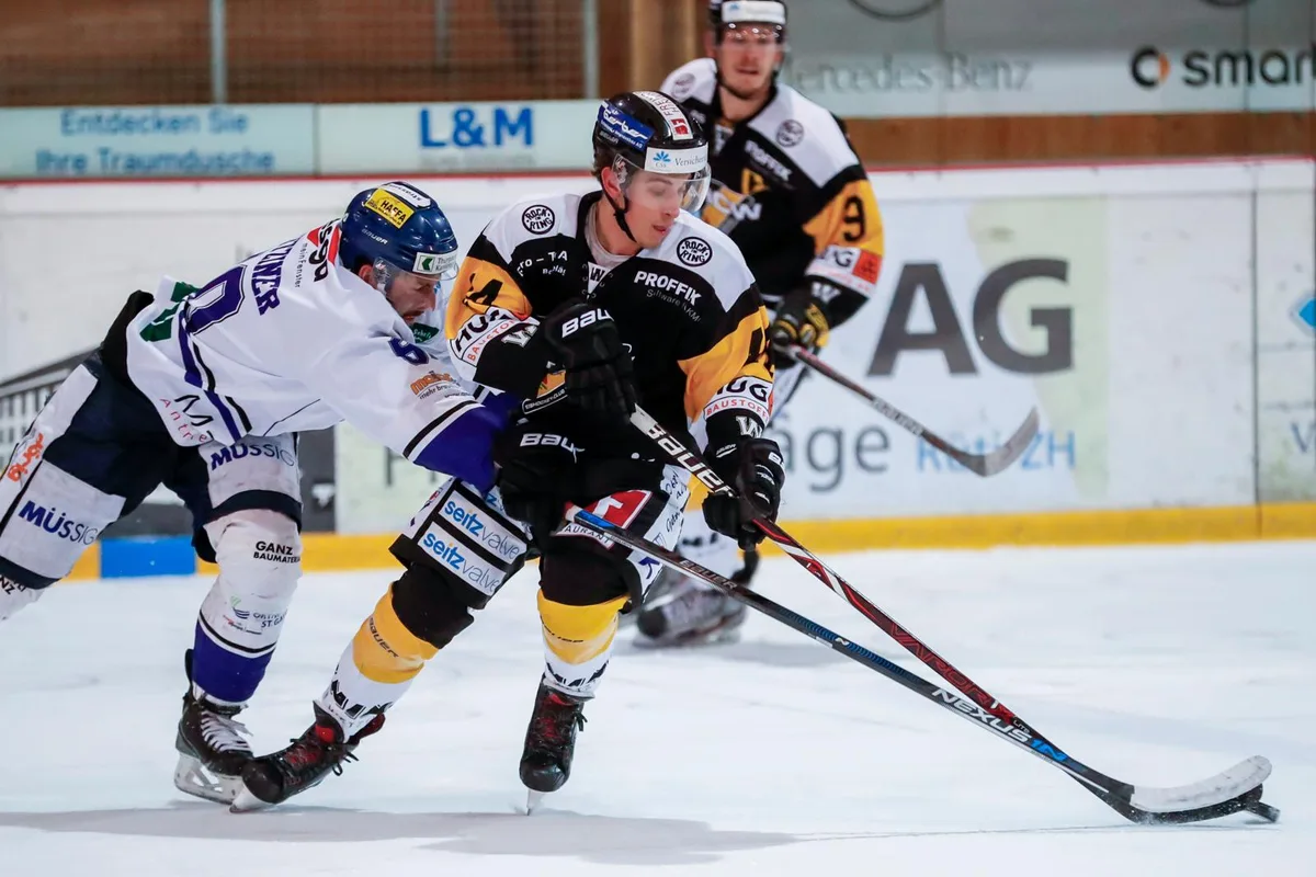 sport_24012018_eishockey_crm_06_preview EHCW-Stürmer Oliver Bucher (rechts) lässt sich vom Gegenspieler nicht stören. (Foto: Christian Merz)