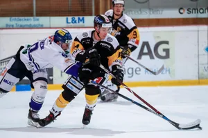 sport_24012018_eishockey_crm_06_preview EHCW-Stürmer Oliver Bucher (rechts) lässt sich vom Gegenspieler nicht stören. (Foto: Christian Merz)