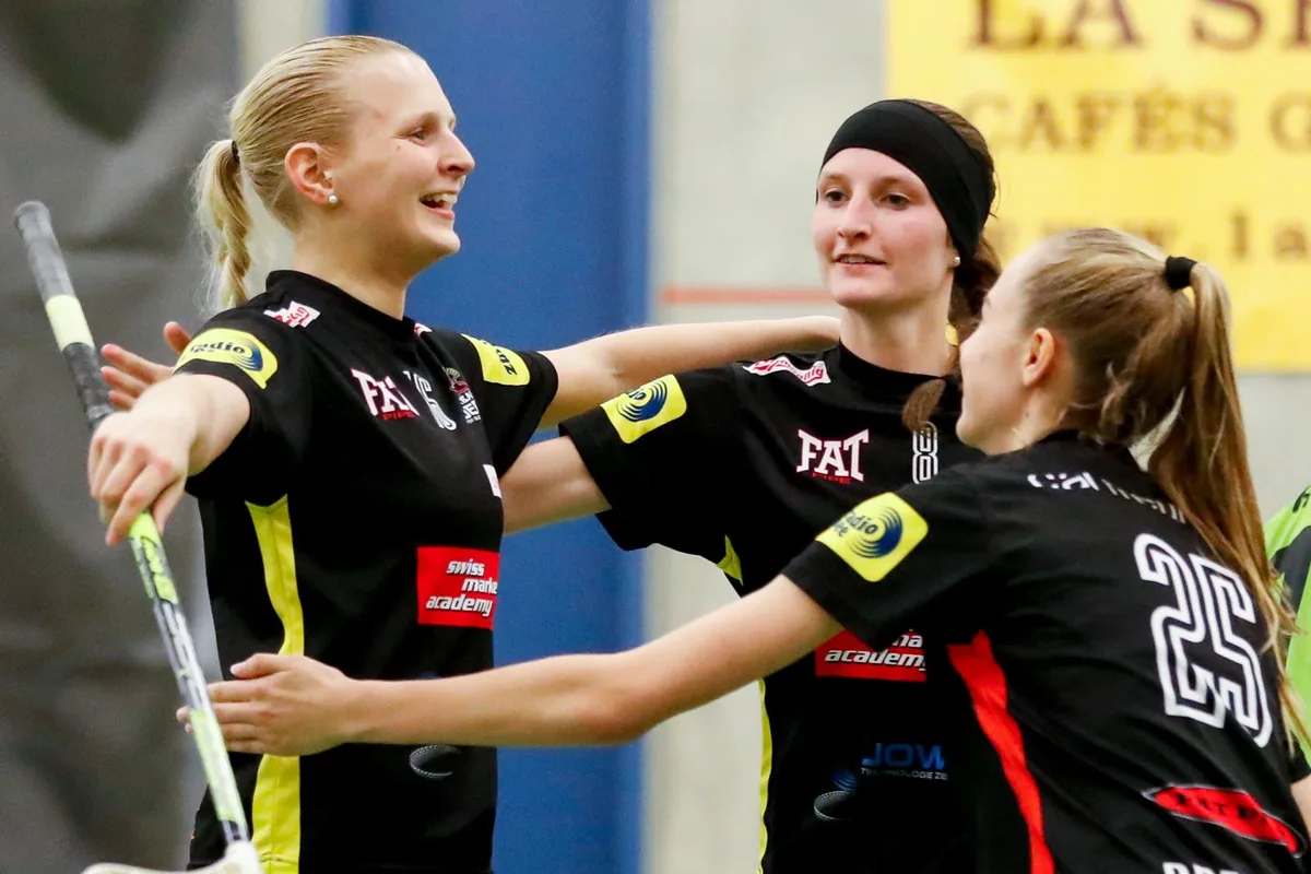 sport_26102017_unihockey_crm_05_preview Malin Brolund (links) und ihre Teamkolleginnen bei den Floorball Riders überzeugten mit zwei Siegen. (Archivbild: Christian Merz)