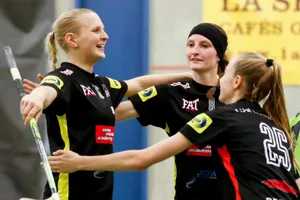 sport_26102017_unihockey_crm_05_preview Malin Brolund (links) und ihre Teamkolleginnen bei den Floorball Riders überzeugten mit zwei Siegen. (Archivbild: Christian Merz)