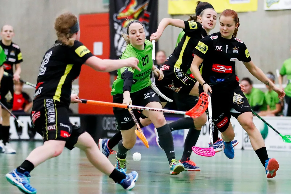 sport_26102017_unihockey_crm_07_preview Laupens Sina Sturzenegger (in grün) in einem Spiel gegen die Riders. (Archivbild: Christian Merz).