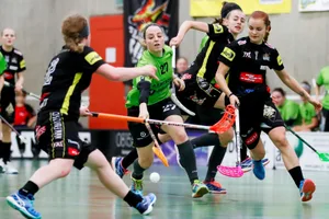 sport_26102017_unihockey_crm_07_preview Laupens Sina Sturzenegger (in grün) in einem Spiel gegen die Riders. (Archivbild: Christian Merz).