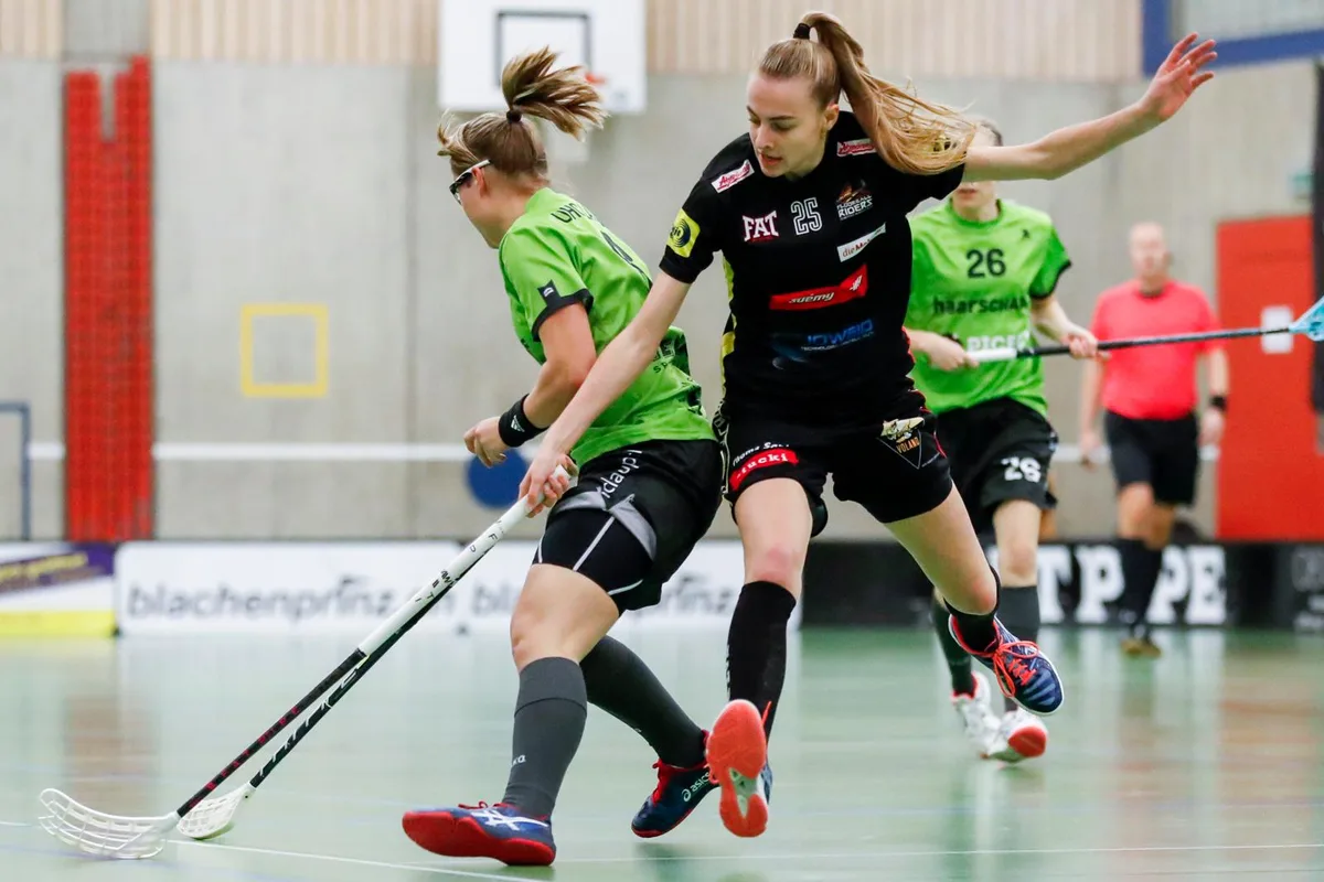 sport_26102017_unihockey_crm_08_preview Riders Iris Brünn (rechts) im Derby gegen Laupens Daniela Spaargaren. (Archivbild: Christian Merz)