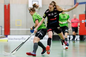 sport_26102017_unihockey_crm_08_preview Riders Iris Brünn (rechts) im Derby gegen Laupens Daniela Spaargaren. (Archivbild: Christian Merz)