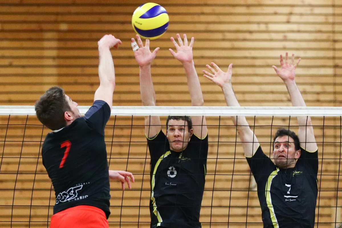 sport_28012018_volleyballwetzikonuster_dku__6__preview Die Ustermer Angriffsversuche nützten nichts – am Ende siegte Wetzikon 3:1 (Foto: David Kündig)