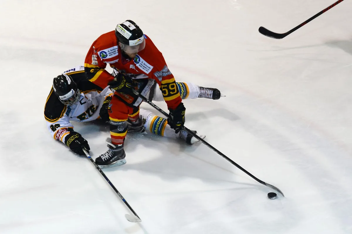 tz_hockey_duernten_20012018_jam10_preview_0 Vikings-Angreifer Mischa Rüegg Im Zweitliga-Derby gegen Illnau-Effretikons Thomas Korsch. (Archivfoto: Mirjam Müller)