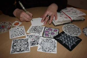 zentangle_preview Die runde Version der Zentangles wird Zendala genannt. Im Skizzenbuch übt Beatrice Meili ständig. (Foto: Lea Chiapolini)