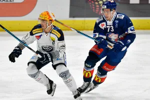 _wb56095_preview Stürmer Mike Künzle (rechts) setzt nach dieser Saison seine Karriere beim EHC Biel fort. (Foto:Keystone)