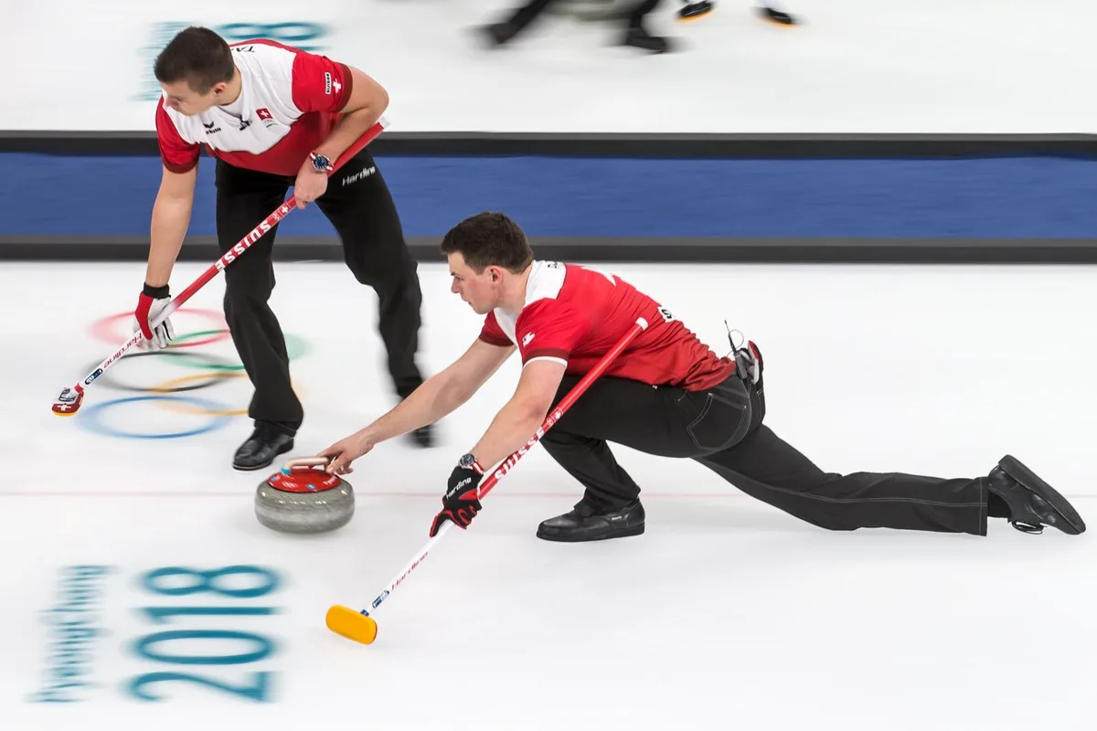 06526420_preview Claudio Pätz (hier bei der Steinabgabe) und seine Teamkollegen feierten einen wichtigen Sieg. (Bild: Keystone)
