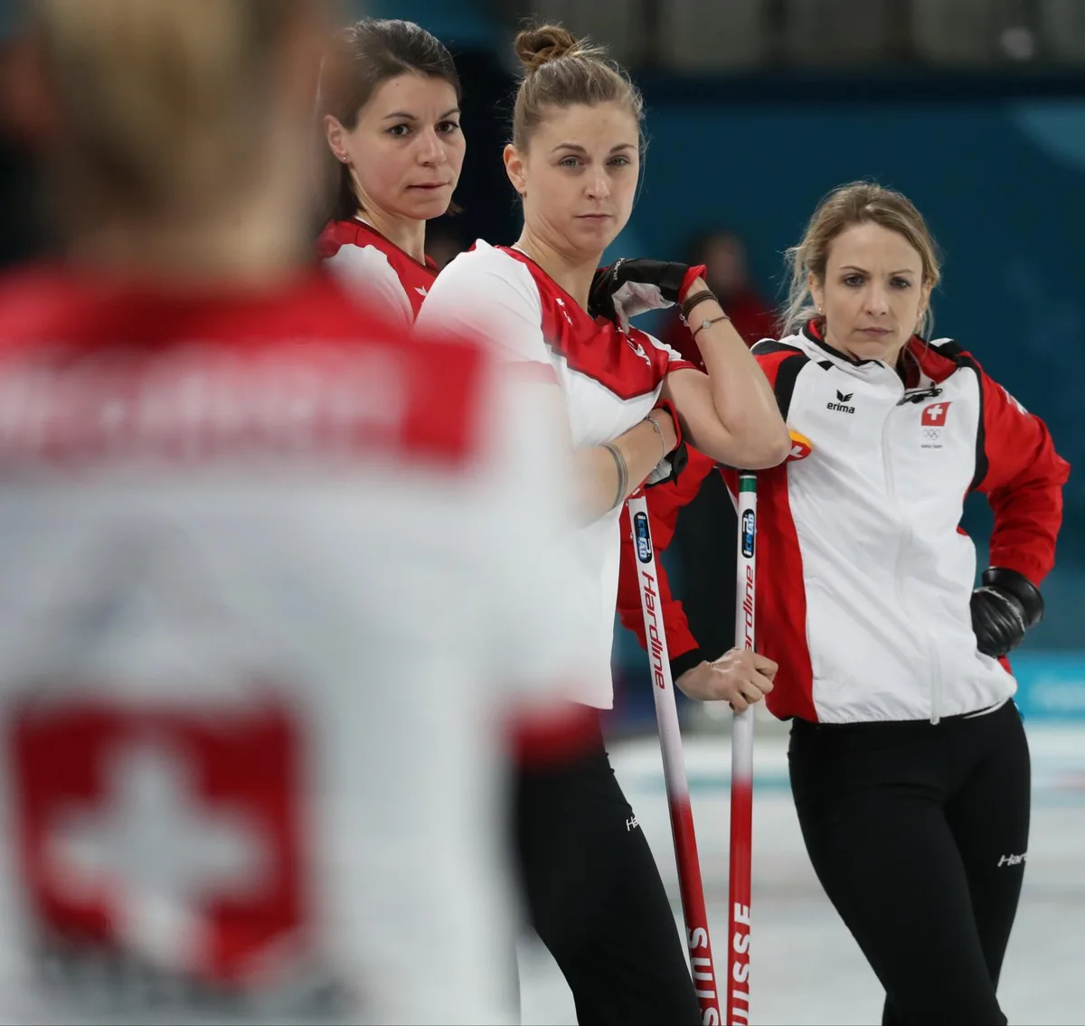 06538699_preview Esther Neuenschwander (links) erlebte mit den Schweizer Curlerinnen enttäuschende Winterspiele. (Foto: Keystone)