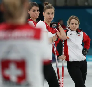 06538699_preview Esther Neuenschwander (links) erlebte mit den Schweizer Curlerinnen enttäuschende Winterspiele. (Foto: Keystone)