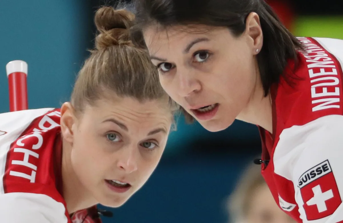 Zum zweiten Mal in Pyeongchang siegreich: Esther Neuenschwander (rechts) und die Schweizer Curlerinnen. (Foto: Keystone)