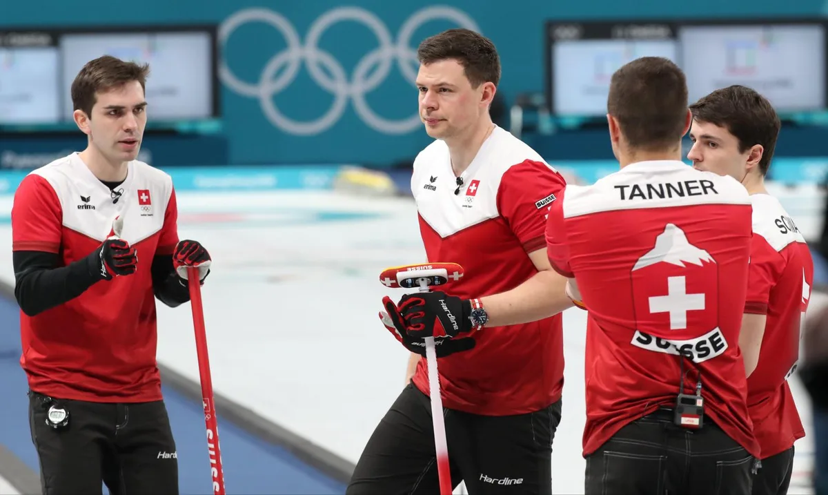 06551904_preview Chance vertan: Claudio Pätz (links) hat mit den Schweizer Curlern den Sprung in den Olympia-Final verpasst. (Foto:Keystone)