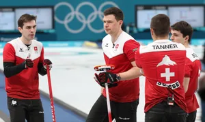 06551904_preview Chance vertan: Claudio Pätz (links) hat mit den Schweizer Curlern den Sprung in den Olympia-Final verpasst. (Foto:Keystone)