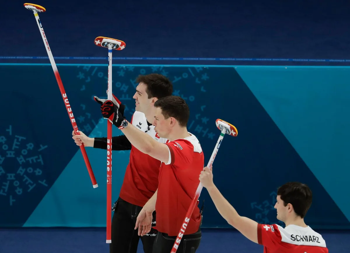 1518923615830_preview Claudio Pätz (Mitte) freut sich mit seinen Teamkollegen nach dem Sieg über Kanada. (Foto: Keystone)