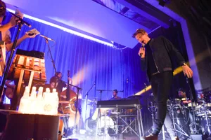 20180204-dsc_4416_preview Die Band Dabu Fantastic präsentierte in kleinem Rahmen ihr neues Live-Programm im Mönchhof in Mönchaltorf. Frontmann David "Dabu" Bucher ist in Mönchaltorf ausgewachsen. (Foto: Laurin Eicher)
