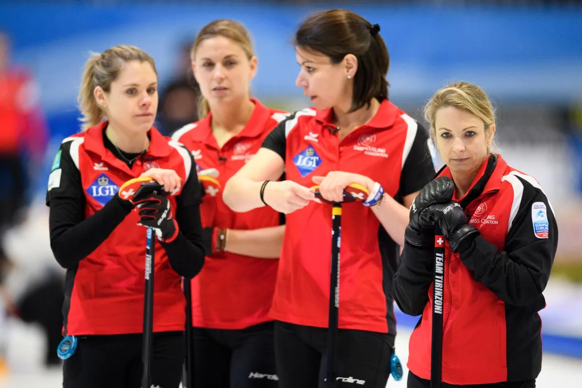 324911835_preview_0 Die Schweizer Curlerinnen mit der Gockhauserin Esther Neuenschwander (2. von rechts). (Archivbild: Keystone)