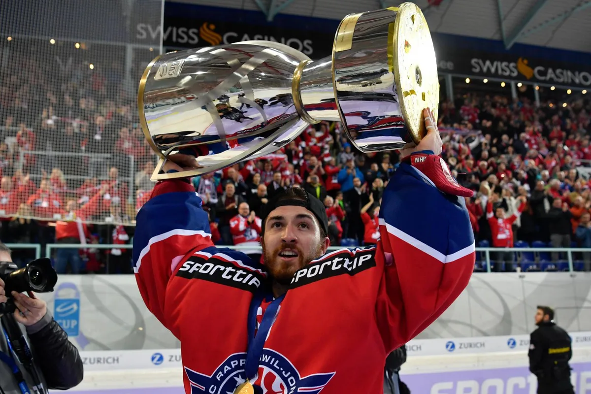 cupfinal_ge_01683911089_preview Melvin Nyffeler mit dem Pokal. (Foto: Keystone), Die Lakers-Fans im Glücksrausch. (Foto: Keystone), Die Lakers-Fans im Glücksrausch. (Foto: Keystone), Das Objekt der Begierde. (Foto: Keystone), Der Cup-Sieg - ein grosser Moment für die Lakers., Michael Hügli (links) und Jan Mosimann in Feierlaune. (Foto: Keystone)