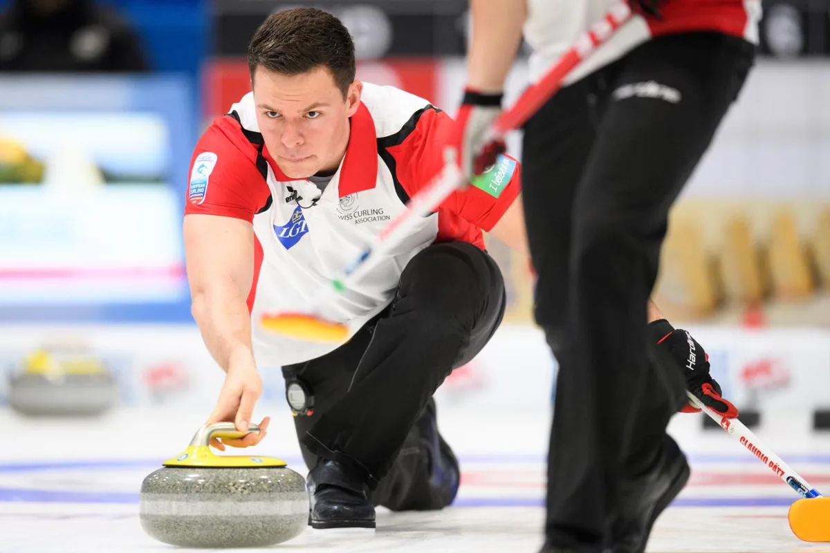 curling_ge_0335648963_preview Volle Konzentration: Claudio Pätz bei der Steinabgabe. (Foto: Keystone), Der Ustermer Claudio Pätz fungiert im Schweizer Team als Third. (Foto: Keystone), Ein eingespieltes Team: Manuela Siegrist (von links), Marlene Albrecht, Esther Neuenschwander, und Skip Silvana Tirinzoni. (Foto: Keystone), Die Gockhauserin Esther Neuenschwander spielt auf der Second-Position. (Foto: Keystone)
