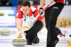 curling_ge_0335648963_preview Volle Konzentration: Claudio Pätz bei der Steinabgabe. (Foto: Keystone), Der Ustermer Claudio Pätz fungiert im Schweizer Team als Third. (Foto: Keystone), Ein eingespieltes Team: Manuela Siegrist (von links), Marlene Albrecht, Esther Neuenschwander, und Skip Silvana Tirinzoni. (Foto: Keystone), Die Gockhauserin Esther Neuenschwander spielt auf der Second-Position. (Foto: Keystone)