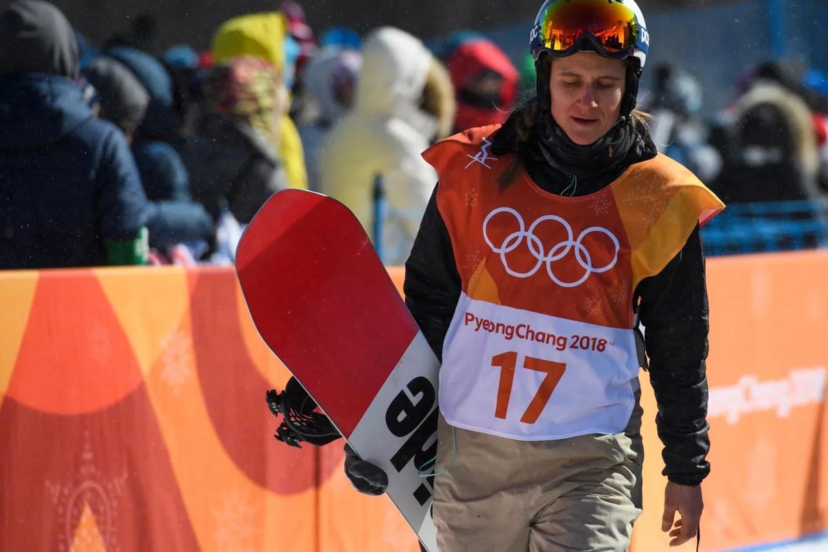 Enttäuschung pur bei Isabel Derungs. (Foto: Keystone), Isabel Derungs besichtigt einen Kicker. (Foto:Keystone), Die Riedikerin Isabel Derungs im Ziel nach einem ihrer zwei Finalruns. (Foto:Keystone)