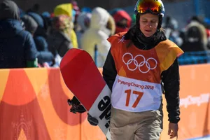 jo_ge_02089411289_preview Enttäuschung pur bei Isabel Derungs. (Foto: Keystone), Isabel Derungs besichtigt einen Kicker. (Foto:Keystone), Die Riedikerin Isabel Derungs im Ziel nach einem ihrer zwei Finalruns. (Foto:Keystone)
