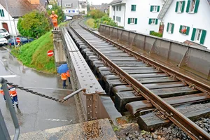 mah_20141013_010_preview Die Bahnstrecke zwischen Hinwil und Bäretswil soll Mitte 2017 an eine neue Trägerschaft übergeben werden. (Archivbilder: Züriost), Bisher fuhren auf der Strecke nur noch der DVZO und die Cargo Züge der SBB bis zum Kieswerk der FBB AG in Bäretswil., Die Strecke zwischen Bauma und Bäretswil gehört schon seit dem Jahr 2000 dem DVZO. , Die Treffen des DVZO in Bauma locken jedes Jahr hunderte Menschen ins Tösstal , Nun übernimmt die Sursee-Triengen-Bahn (ST) die Strecke zwischen Hinwil und Bäretswil. Die sonntäglichen DVZO-Fahrten zwischen Bauma und Hinwil können somit erhalten bleiben.