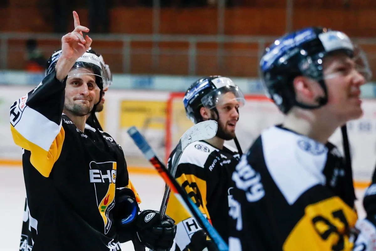 Zufriedene Gesichter beim EHC Wetzikon nach dem Qualifikationssieg. (Foto: Christian Merz), Der Wetziker Gianni Brandi (links) im Zweikampf mit Bo Salerno von Bellinzona. (Foto: Christian Merz), Christian Trippel jubelt über einen Wetziker Treffer. (Foto: Christian Merz)