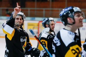 sport_10022018_eishockey_crm_01_preview Zufriedene Gesichter beim EHC Wetzikon nach dem Qualifikationssieg. (Foto: Christian Merz), Der Wetziker Gianni Brandi (links) im Zweikampf mit Bo Salerno von Bellinzona. (Foto: Christian Merz), Christian Trippel jubelt über einen Wetziker Treffer. (Foto: Christian Merz)