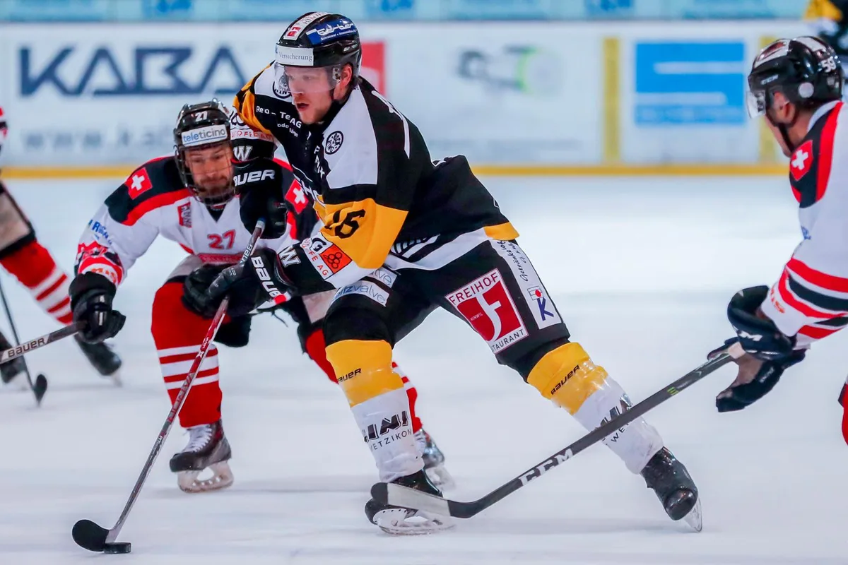 Der EHC Wetzikon (Adrian Rykart, Mitte) lässt sich auf dem Weg Richtung Halbfinal nicht aufhalten. (Archivfoto: Christian Merz)