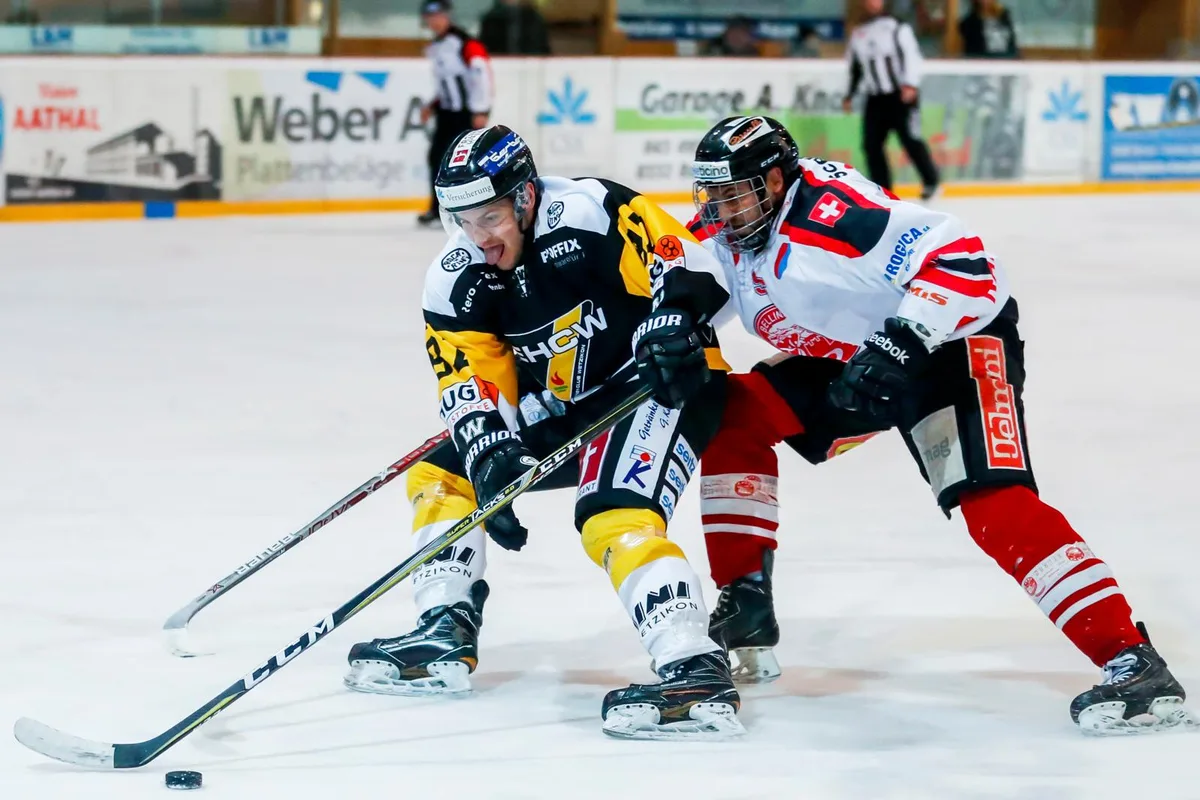 Der Wetziker Timon Vesely (links) wird hart bedrängt. (Foto: Christian Merz)