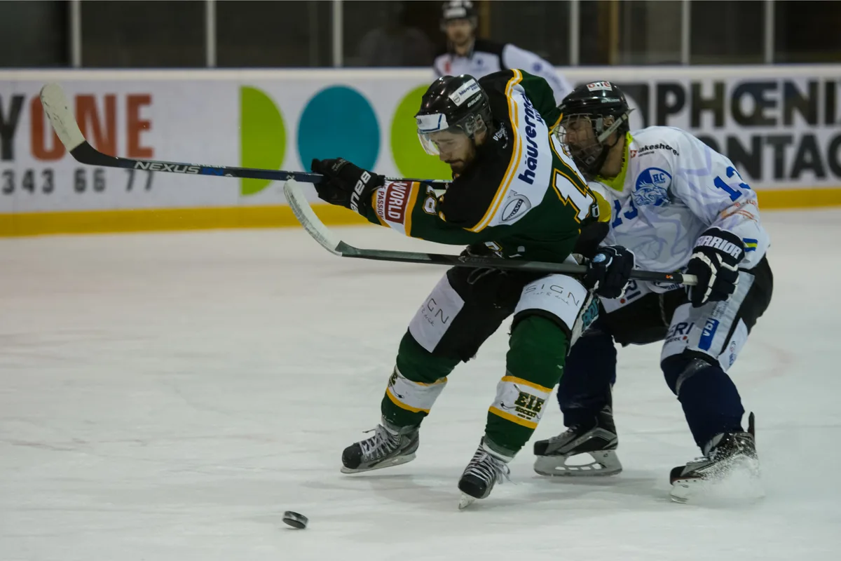 sport_122016_eishockey_pif-1_preview_0 Sportplatz/Sporthalle Eselriet, Effretikons Marco Vögeli (vorne) im Duell mit dem Luzerner Martin Peterhans. (Archivfoto: Robert Pfiffner)