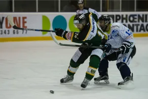 sport_122016_eishockey_pif-1_preview_0 Sportplatz/Sporthalle Eselriet, Effretikons Marco Vögeli (vorne) im Duell mit dem Luzerner Martin Peterhans. (Archivfoto: Robert Pfiffner)