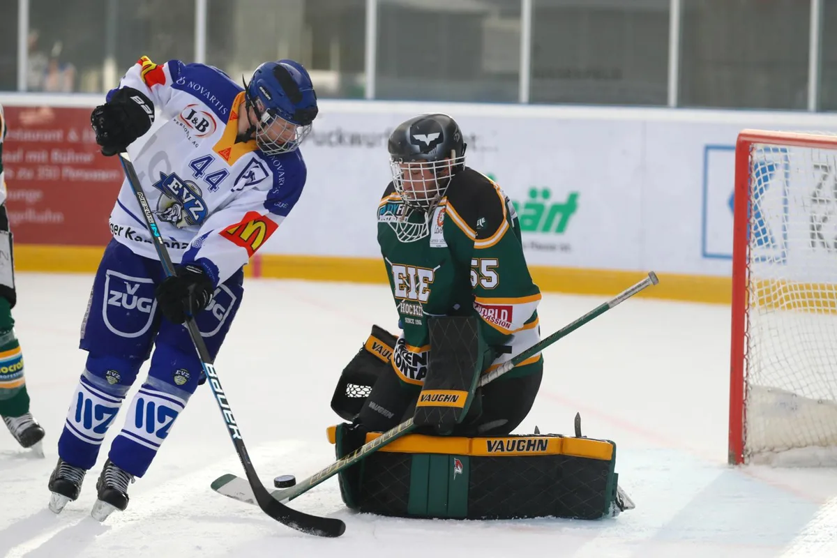 sport_14102017_eishockeyeiezug_dku__4__preview EIE-Goalie Dennis Volkart musste sich in Scuol nur einmal bezwingen lassen. (Archivfoto: David Kündig)