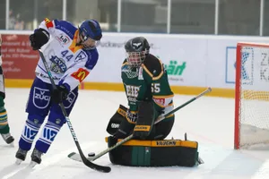 sport_14102017_eishockeyeiezug_dku__4__preview EIE-Goalie Dennis Volkart musste sich in Scuol nur einmal bezwingen lassen. (Archivfoto: David Kündig)