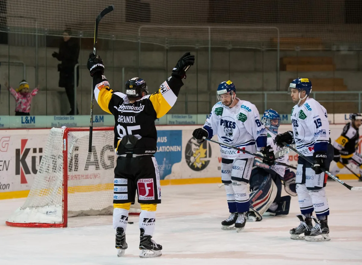 sport_17022018_eishockey_pif-7_preview_1 Gianni Brandi kann sich über ein weiteres Tor über die PIkes freuen. (Foto: Robert Pfiffner), Rückkehr nach Wetzikon: Andy Ritsch coacht mittlerweile den EC Wil. (Archivfoto: Christian Merz)