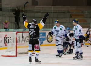 sport_17022018_eishockey_pif-7_preview_1 Gianni Brandi kann sich über ein weiteres Tor über die PIkes freuen. (Foto: Robert Pfiffner), Rückkehr nach Wetzikon: Andy Ritsch coacht mittlerweile den EC Wil. (Archivfoto: Christian Merz)
