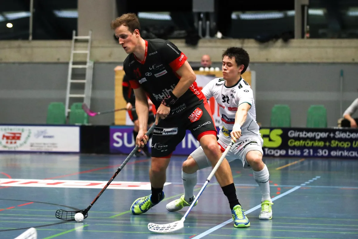 sport_17022018_unihockeyusterwiler_dku__5__preview Der Ustermer Florian Bolliger (links) behauptet den Ball. (Foto: David Kündig), Oskar Henriksson vom UHC Uster versucht durch zwei Gegenspieler hindurch zu dribbeln. (Foto: David Kündig), Simon Suter jubelt über sein Siegtor gegen Wiler-Ersigen. (Foto: David Kündig)