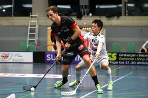 sport_17022018_unihockeyusterwiler_dku__5__preview Der Ustermer Florian Bolliger (links) behauptet den Ball. (Foto: David Kündig), Oskar Henriksson vom UHC Uster versucht durch zwei Gegenspieler hindurch zu dribbeln. (Foto: David Kündig), Simon Suter jubelt über sein Siegtor gegen Wiler-Ersigen. (Foto: David Kündig)