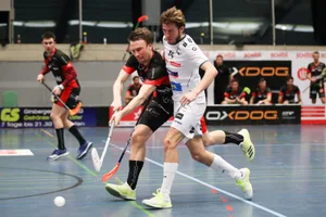 sport_17022018_unihockeyusterwiler_dku__8__preview Der Ustermer Fabian Steiger (links) im Laufduell mit Simon Laubscher vom SV Wiler-Ersigen. (Foto: David Kündig)