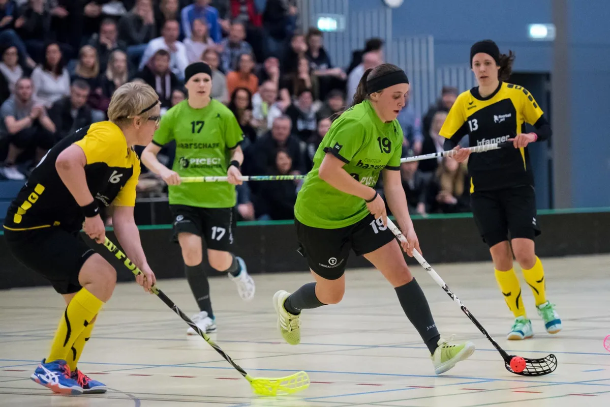 sport_17022018_unihockey_pif-7_preview Laupens Andrea Wildermuth (rechts) hat viel Zug aufs gegnerische Tor. (Foto: Robert Pfiffner), Laupner Jubel nach einem Tor gegen Uri. (Foto: Robert Pfiffner), Naika Umbricht vom UHC Laupen führt den Ball. (Foto: Robert Pfiffner), Die Laupnerin Annina Eisenbart (links) macht sich lang, um den Ball zu behaupten. (Foto: Robert Pfiffner)