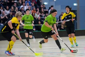 sport_17022018_unihockey_pif-7_preview Laupens Andrea Wildermuth (rechts) hat viel Zug aufs gegnerische Tor. (Foto: Robert Pfiffner), Laupner Jubel nach einem Tor gegen Uri. (Foto: Robert Pfiffner), Naika Umbricht vom UHC Laupen führt den Ball. (Foto: Robert Pfiffner), Die Laupnerin Annina Eisenbart (links) macht sich lang, um den Ball zu behaupten. (Foto: Robert Pfiffner)