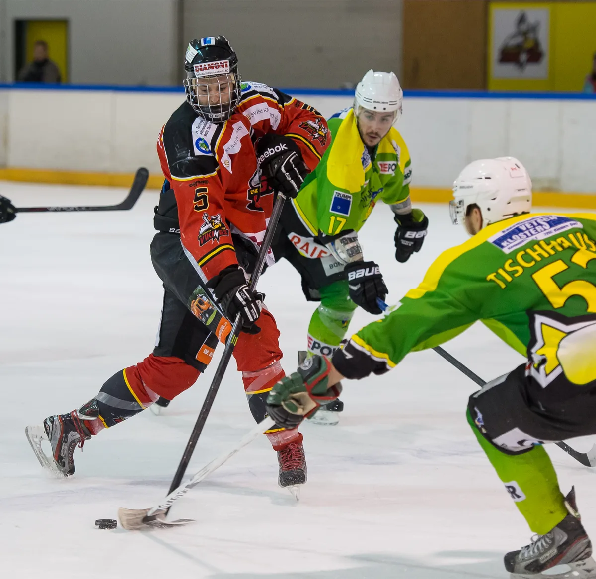 Cyrill Stiefel (links) erzielte gegen den EHC St. Gallen beim 6:3-Sieg zwei wichtige Tore. (Archivfoto: Robert Pfiffner)