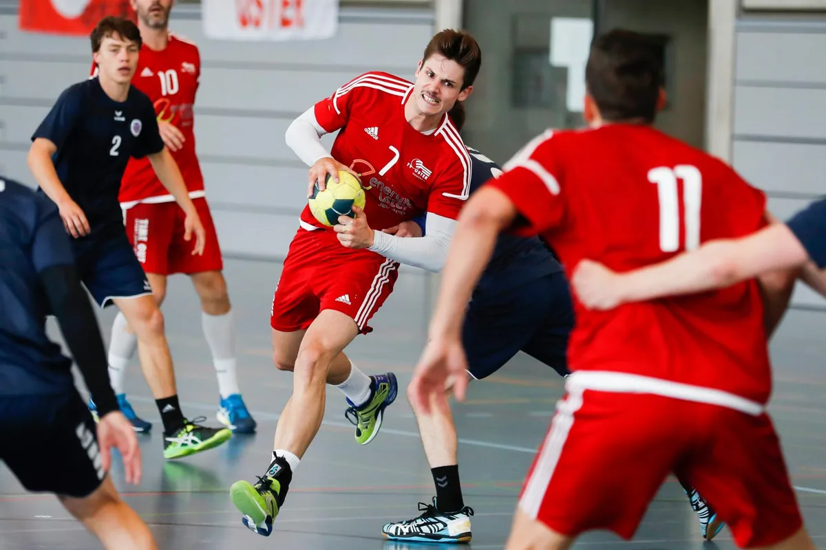 sport_22102017_handball_crm_010_preview Vergeblich gekämpft: Tobias Häberli (Mitte) kassierte mit Uster die nächste Niederlage. (Archivfoto: Christian Merz)
